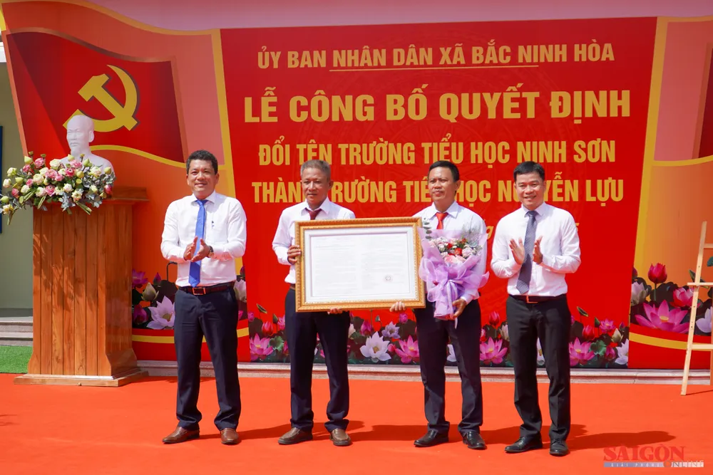Lãnh đạo xã Bắc Ninh Hòa trao Quyết định cho Trường Tiểu học Nguyễn Lựu. Ảnh: HIẾU GIANG 11.jpg
