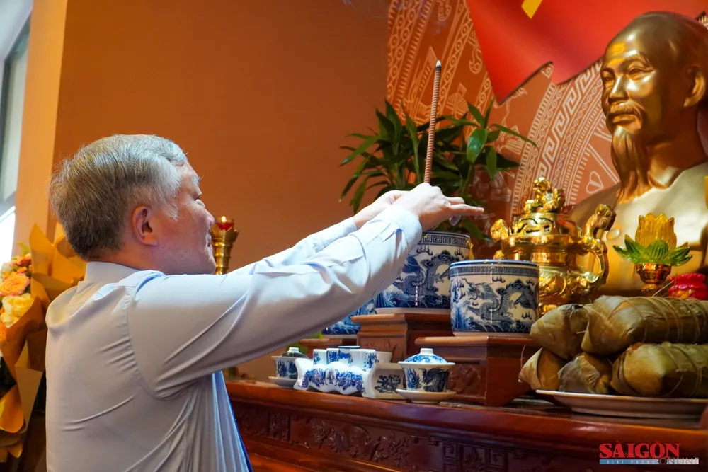 Đồng chí Nguyễn Hòa Bình dâng hương tại Nhà truyền thống Khu lưu niệm Chiến thắng Vườn Gòn - Đá Bàn. Ảnh: HIẾU GIANG 2.jpg