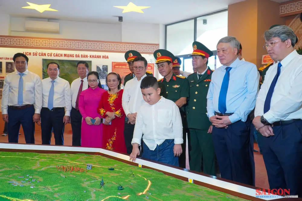 Đồng chí Nguyễn Hòa Bình cùng các đại biểu nghe giới thiệu về chiến thắng Vườn Gòn - Đá Bàn. Ảnh: HIẾU GIANG 4.jpg