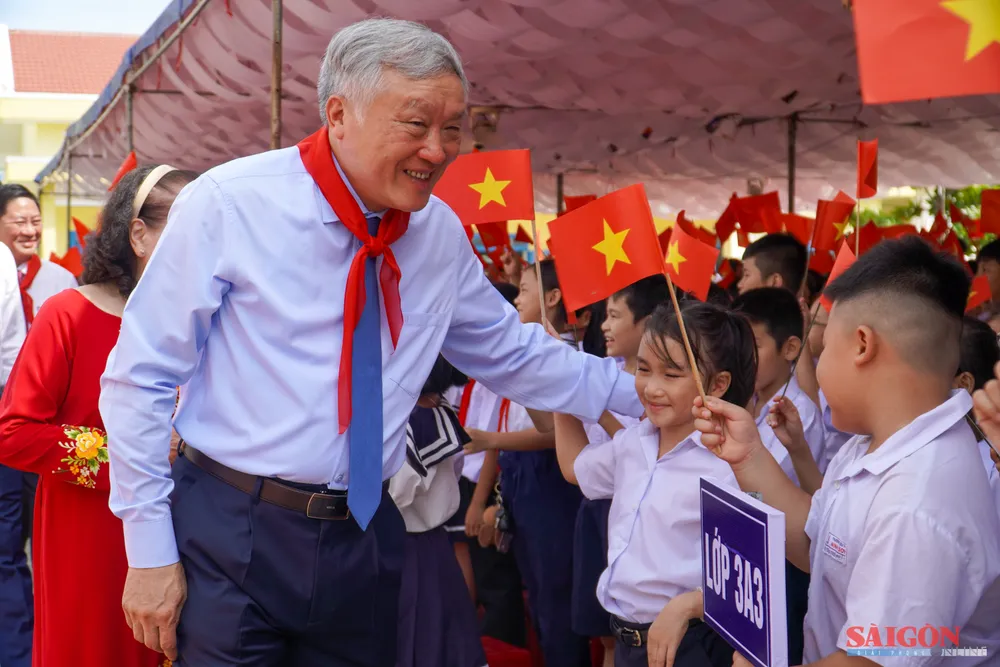 Đồng chí Nguyễn Hòa Bình dự Lễ công bố Quyết định đổi tên Trường Tiểu học Ninh Sơn thành Trường Tiểu học Nguyễn Lựu (xã Bắc Ninh Hòa). Ảnh: HIẾU GIANG 6.jpg