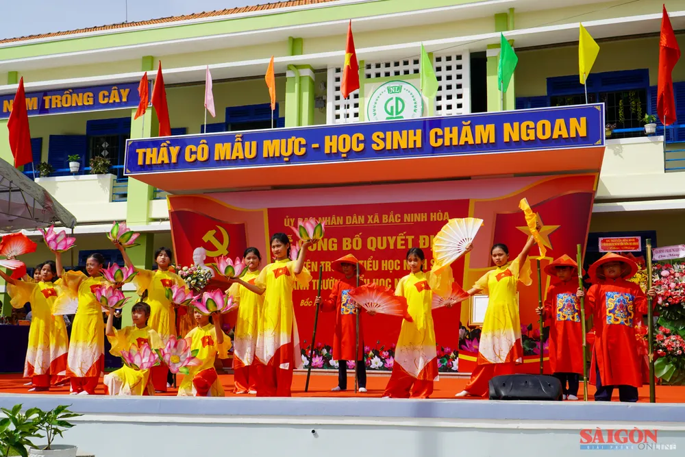 Tiết mục văn nghệ của học sinh Trường Tiểu học Nguyễn Lựu tại buổi lễ. Ảnh: HIẾU GIANG 8.jpg