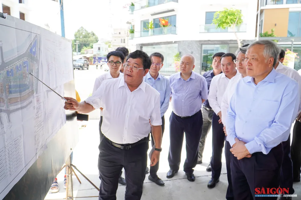 Phó Thủ tướng Thường trực Chính phủ Nguyễn Hòa Bình kiểm tra thực tế dự án Khu dân cư cồn Tân Lập (phường Nha Trang). Ảnh: HIẾU GIANG dasua-00981.jpg