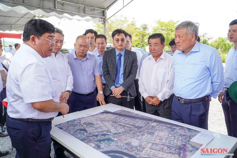 Phó Thủ tướng Thường trực Nguyễn Hòa Bình nghe báo cáo khó khăn, vướng mắc tại dự án Khu đô thị Mỹ Gia, phường Nam Nha Trang, ngày 23-8. Ảnh: HIẾU GIANG Phó Thủ tướng Thường trực Nguyễn Hòa Bình nghe báo cáo khó khăn, vướng mắc tại Dự án Khu đô thị mới Mỹ Gia, phường Nam Nha Trang