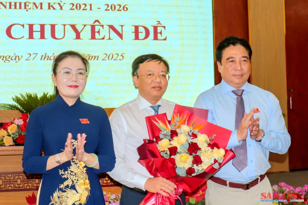 Ông Lê Huyền (giữa) được bầu làm Phó Chủ tịch UBND tỉnh Khánh Hòa. Ảnh: HIẾU GIANG dasua-7.jpg