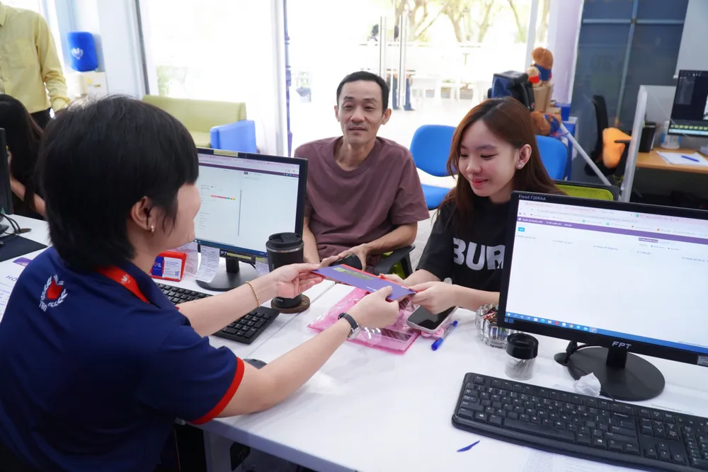 Sinh viên nhận quà Tết Độc lập từ Trường Đại học Thái Bình Dương. Ảnh: UYÊN TOÀN TBD-2_(2).jpg
