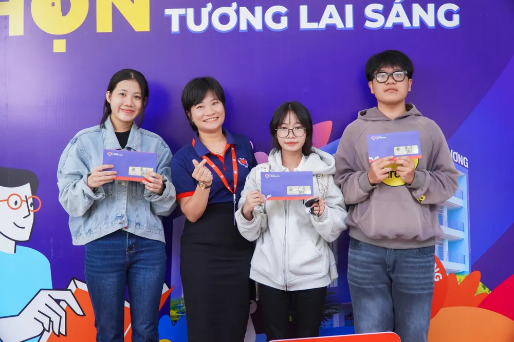 Đại diện Trường Đại học Thái Bình Dương tặng 100.000 đồng cho học viên, sinh viên. Ảnh: UYÊN TOÀN TBD-3.jpg