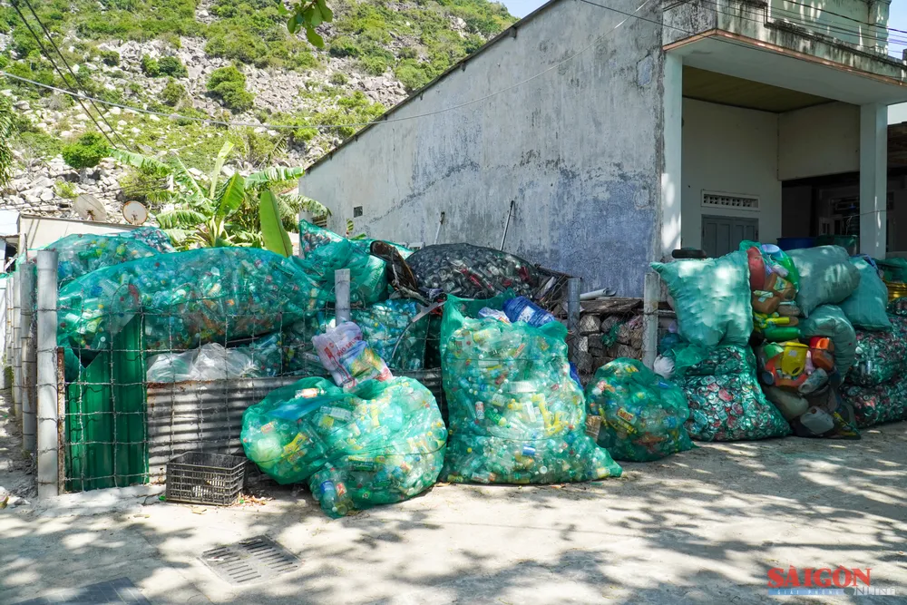 Chai nhựa được thu gom tại làng đảo Bích Đầm (phường Nha Trang) tháng 3-2025. Ảnh: HIẾU GIANG dasua-01074.jpg