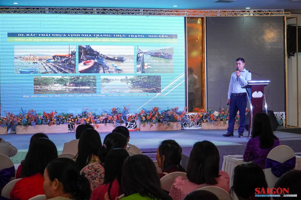 Đại diện Ban Quản lý vịnh Nha Trang trình bày tham luận. Ảnh: HIẾU GIANG dasua-01593.jpg
