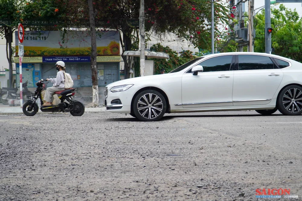 Hạng mục hào kỹ thuật băng đường thuộc dự án chưa được thảm nhựa, tiềm ẩn nguy cơ tai nạn giao thông. Ảnh: HIẾU GIANG dasua-01728.jpg