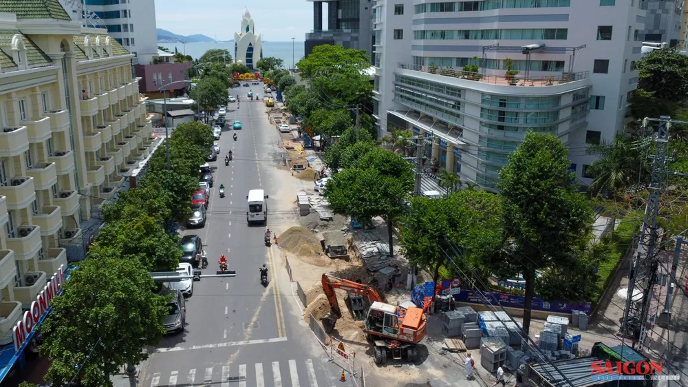 Dự án Nâng cấp, cải tạo vỉa hè và xây dựng mới công trình hạ tầng kỹ thuật ngầm sử dụng chung đường Lê Thánh Tôn (phường Nha Trang). Ảnh: HIẾU GIANG dasua-1.jpg