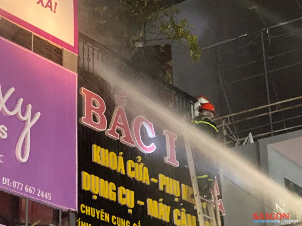 Vòi nước phun thẳng vào căn nhà. Ảnh: HIẾU GIANG dasua-2033.jpg