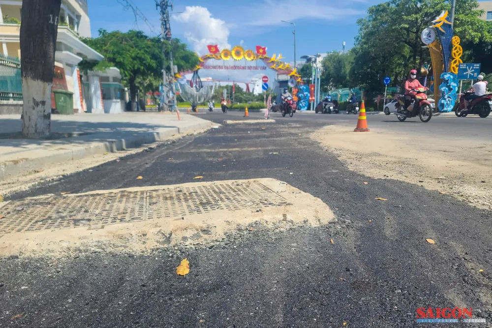 Nắp cống lồi lõm như “giăng bẫy” người đi đường. Ảnh: HIẾU GIANG dasua-47894.jpg