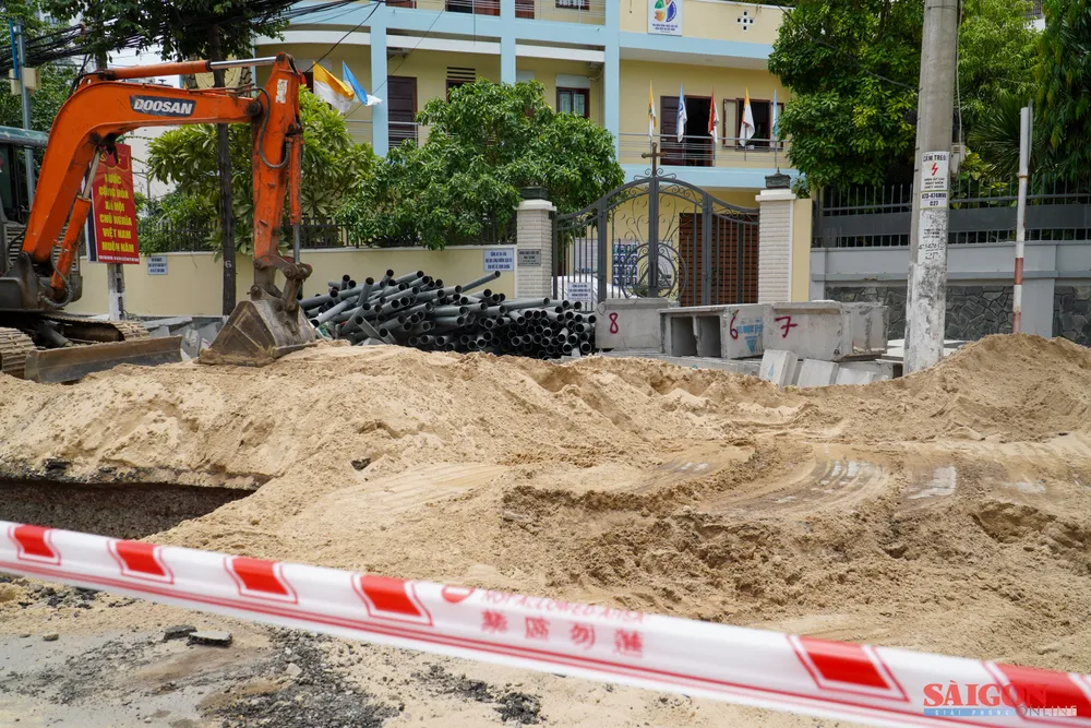 Khu vực trước một tu viện trên đường Lê Thánh Tôn còn ngổn ngang. Ảnh: HIẾU GIANG dasua-6.jpg