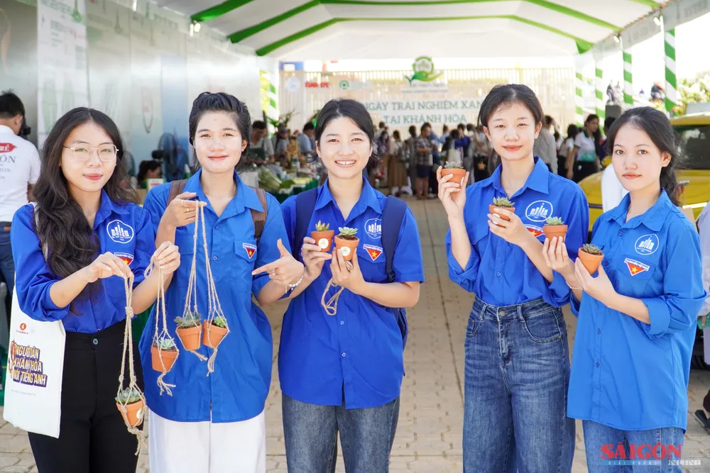 Các bạn sinh viên đổi rác nhận những chậu sen đá tại Ngày hội. Ảnh: HIẾU GIANG Ngày hội Trải nghiệm xanh Khánh Hòa