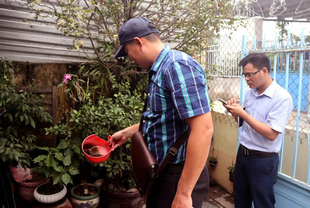 Cán bộ y tế điều tra chỉ số muỗi, lăng quăng tại hộ gia đình. Ảnh: CDC Khánh Hòa Cán bộ y tế điều tra chỉ số muỗi, lăng quăng tại hộ gia đình. Ảnh: CDC Khánh Hòa