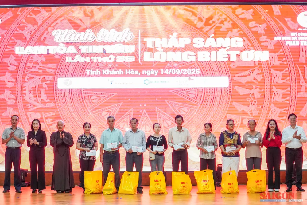 Quỹ Phan Trọng Bình trao quà đến 8 Mẹ Việt Nam Anh hùng của tỉnh Khánh Hòa. Ảnh: HIẾU GIANG dasua-04616.jpg
