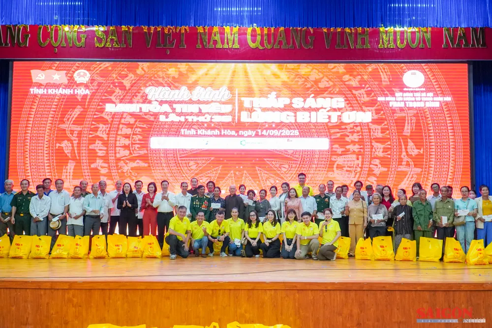Quỹ Phan Trọng Bình trao quà đến các gia đình chính sách, người có công tỉnh Khánh Hòa. Ảnh: HIẾU GIANG dasua-04656.jpg