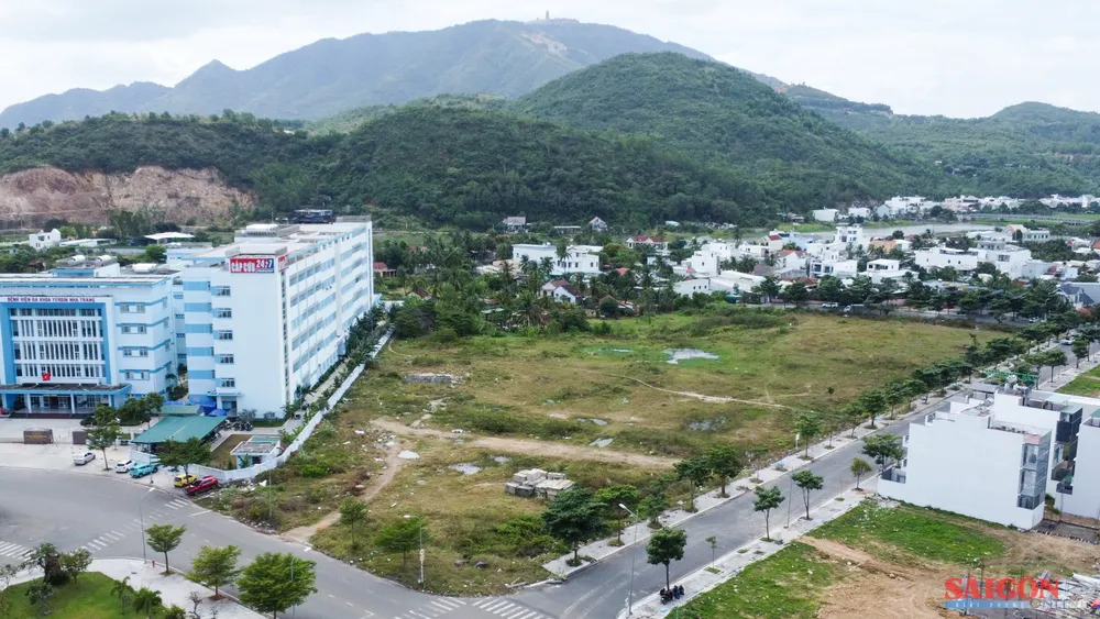 Khu đất thực hiện dự án Bệnh viện Đa khoa quốc tế S.I.S Nha Trang. Ảnh: HIẾU GIANG dasua-0881.jpg