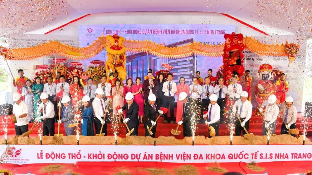 Các đại biểu thực hiện nghi thức động thổ, khởi động dự án. Ảnh: ĐỨC THỊNH dasua-.jpg