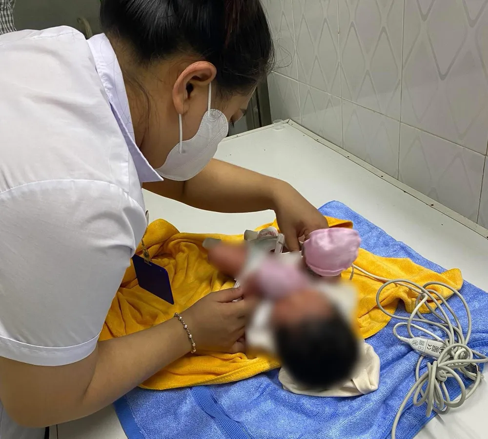 Cháu bé được nhân viên y tế thăm khám, kiểm tra sức khỏe 557248188_1352880056196701_5537157042881412966_n.jpg