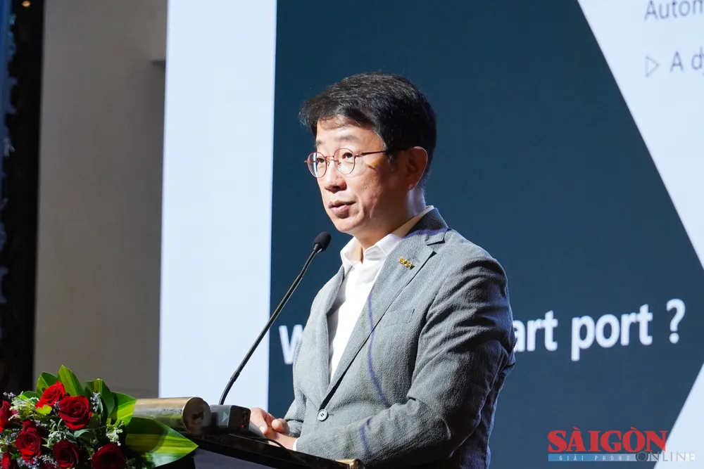 TS. Park Sang Woo, nguyên Bộ trưởng Bộ Đất đai, Cơ sở hạ tầng và Giao thông Hàn Quốc phát biểu tại hội thảo. Ảnh: HIẾU GIANG dasua-06173.jpg