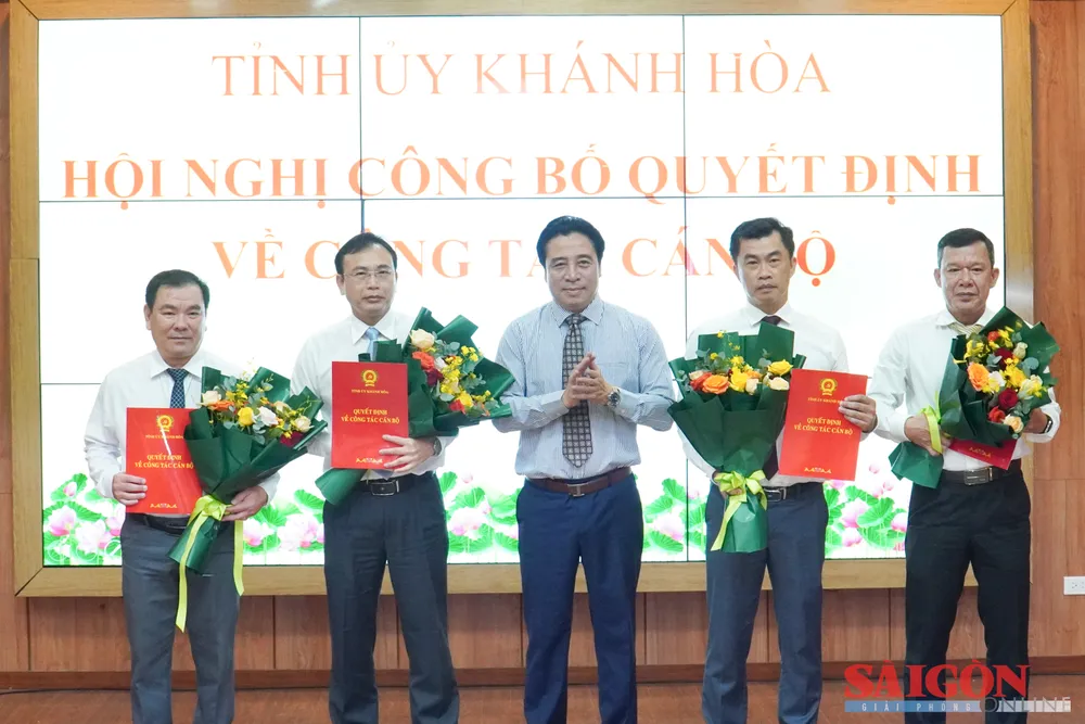 Chủ tịch UBND tỉnh Khánh Hòa Nguyễn Khắc Toàn (đứng giữa) trao quyết định công tác cán bộ. Ảnh: HIẾU GIANG dasua-06338.jpg