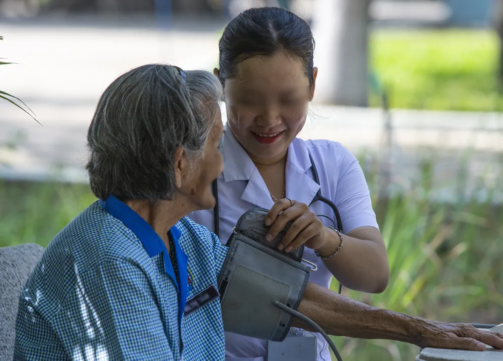 Hoạt động chăm sóc sức khỏe người cao tuổi tại Trung tâm Bảo trợ xã hội và Công tác xã hội Khánh Hòa Ảnh: THÙY LINH Trung tâm Bảo trợ xã hội và Công tác xã hội Khánh Hòa