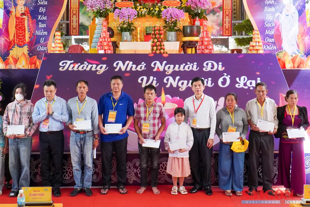 Ban tổ chức trao quà cho các gia đình có người tử vong do tai nạn giao thông nhằm an ủi, động viên tinh thần. Ảnh: HIẾU GIANG dasua-06461.jpg