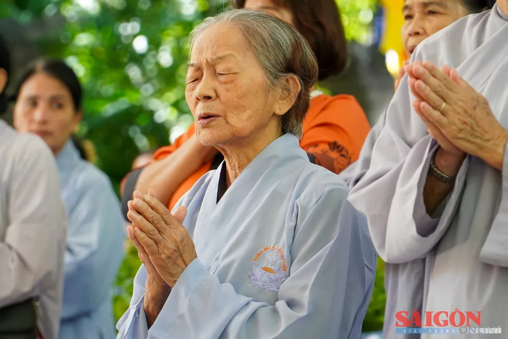 Các tăng ni, phật tử cầu cho các nạn nhân tử vong do tai nạn giao thông được siêu thoát. Ảnh: HIẾU GIANG dasua-06537.jpg