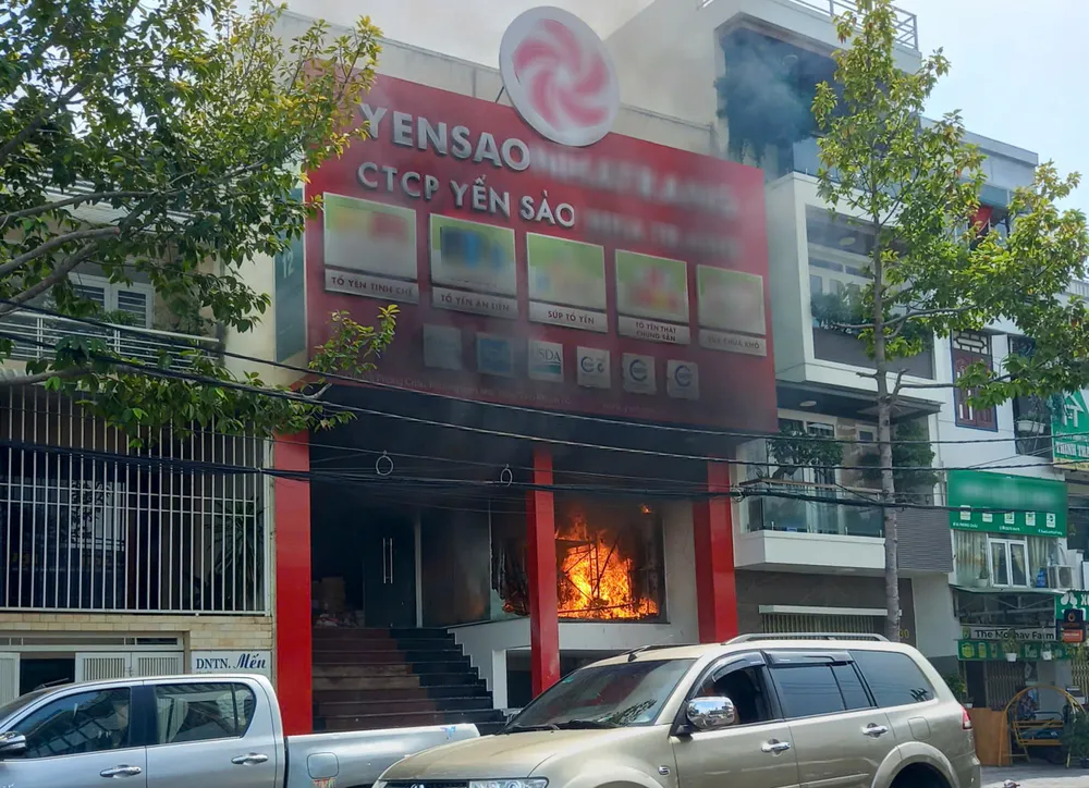 Ngọn lửa bùng phát trong showroom bán yến sào. Ảnh: AN BÌNH dasua--2.jpg