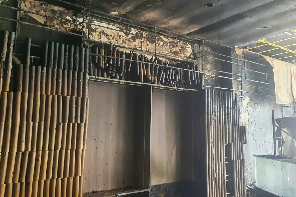 Bên trong showroom bị cháy. Ảnh: CACC dasua-.jpg