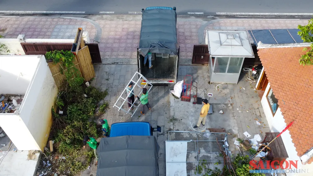 Nhóm công nhân di chuyển tài sản còn sử dụng được lên xe tải, đưa đi cất giữ dasua-0525.jpg