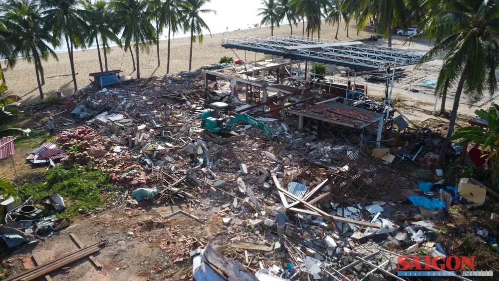 Toàn bộ khu đất rộng 1.815m2 này sẽ do nhà nước quản lý, dự kiến chỉnh trang để phục vụ công cộng. Ghi nhận của phóng viên ngày 8-10, hiện trường tháo dỡ ngổn ngang dasua-0530.jpg