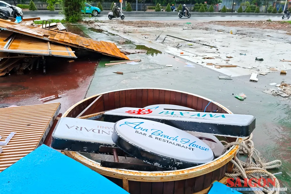 Hiện trường còn sót lại số lượng xà bần, tấm tre trúc trang trí, bảng hiệu nhà hàng... dasua-102609.jpg