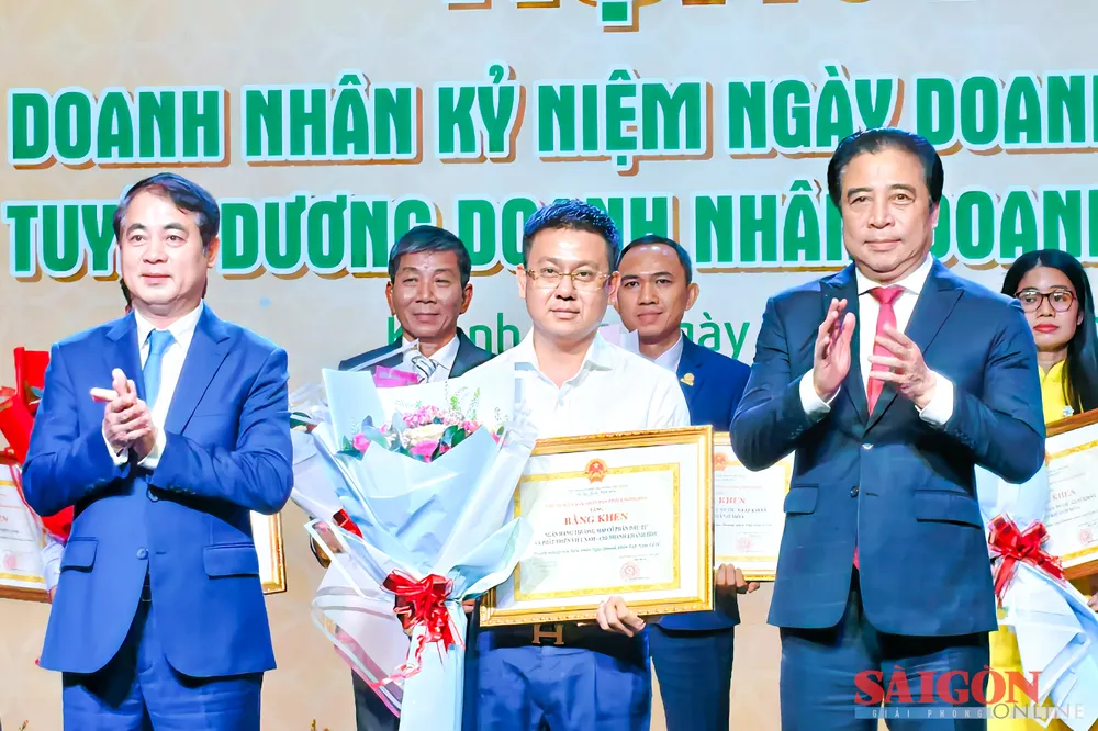Ủy viên Trung ương Đảng, Bí thư Tỉnh ủy Khánh Hòa Nghiêm Xuân Thành (bìa trái) và Chủ tịch UBND tỉnh Khánh Hòa Nguyễn Khắc Toàn (bìa phải) tặng Bằng khen cho các doanh nghiệp, hợp tác xã, doanh nhân tiêu biểu. Ảnh: HIẾU GIANG dasua-154557.jpg