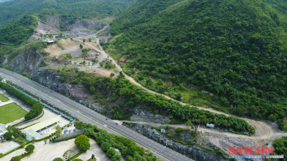 Khu vực phía Tây núi Cô Tiên "loang lổ" khi nhìn từ trên cao. Ảnh: HIẾU GIANG dasua-0946.jpg