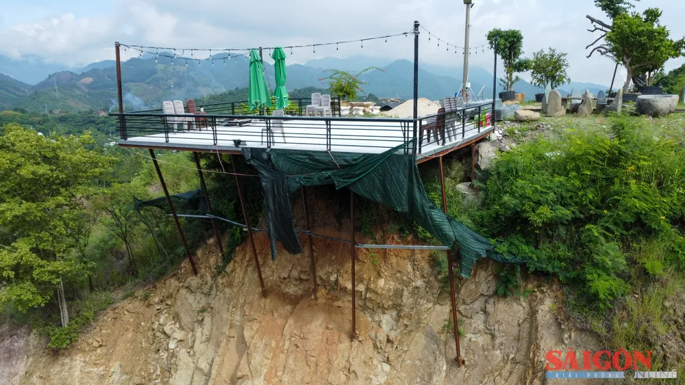 Công trình tạm chênh vênh. Ảnh: HIẾU GIANG dasua-0954.jpg