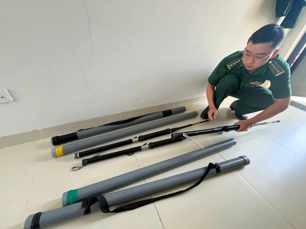 Súng kích điện bị thu giữ. Ảnh: HOÀNG OANH z7114855490748_2146e49d549f49cda79b47c127b13510.jpg