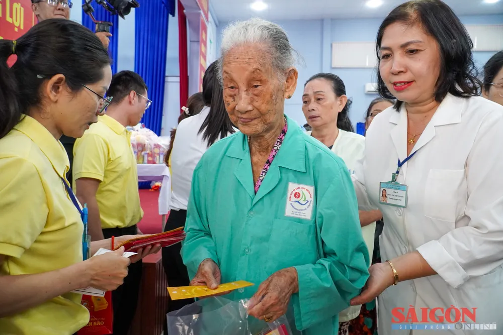 Những phần quà được trao với mong muốn tiếp thêm nghị lực để bệnh nhân chiến thắng bệnh tật. Ảnh: HIẾU GIANG dasua-00395.jpg