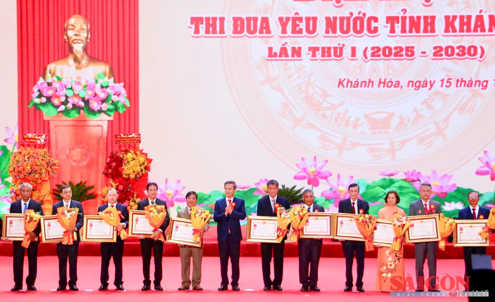 Thừa ủy quyền của Chủ tịch nước, lãnh đạo Bộ Nội vụ trao Huân chương Lao động hạng Nhất, Nhì, Ba cho các cá nhân. Ảnh: HIẾU GIANG dasua-67.jpg