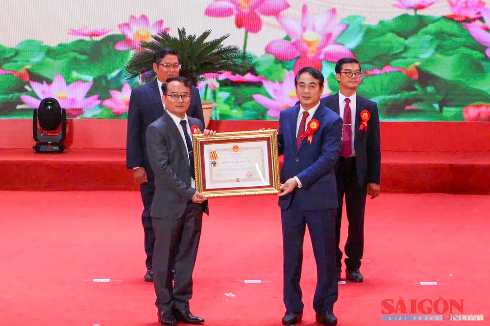 Thừa ủy quyền của Chủ tịch nước, Bí thư Tỉnh ủy Khánh Hòa Nghiêm Xuân Thành trao Huân chương Độc lập hạng Ba cho Sở Nội vụ tỉnh Khánh Hòa. Ảnh: HIẾU GIANG dasua-84360.jpg