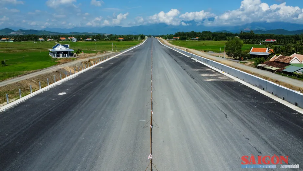 Byggepakke nr. 1 har 20 km registrert innenfor den 3000 km lange motorveien som skal være ferdig innen utgangen av 2025 under ledelse av statsministeren. Foto: HIEU GIANG cao tốc Khánh Hòa - Buôn Ma Thuột