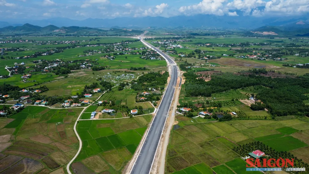 Seksjonen av motorveiprosjektet Khanh Hoa - Buon Ma Thuot som går gjennom Hoa Tri kommune, Khanh Hoa-provinsen. Foto: HIEU GIANG cao tốc Khánh Hòa - Buôn Ma Thuột
