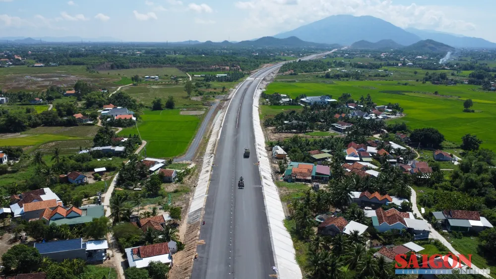 Byggepakke nr. 1, utført av Son Hai Group Co., Ltd., har så langt nådd 78,85 % av kontraktsverdien, og overstiger planen med 2,41 %. Foto: HIEU GIANG cao tốc Khánh Hòa - Buôn Ma Thuột