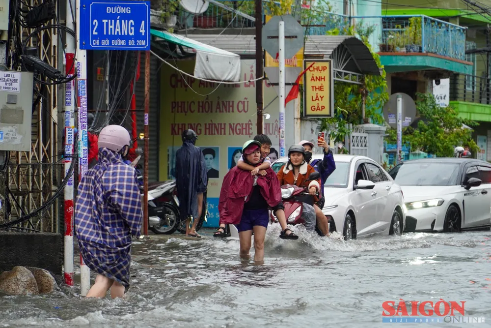Nước dâng che lấp mặt đường đoạn giao giữa đường Ngô Đến và đường 2 Tháng 4 (phường Bắc Nha Trang), ảnh hưởng đến việc đi lại của người dân. Ảnh: HIẾU GIANG dasua-00515.jpg