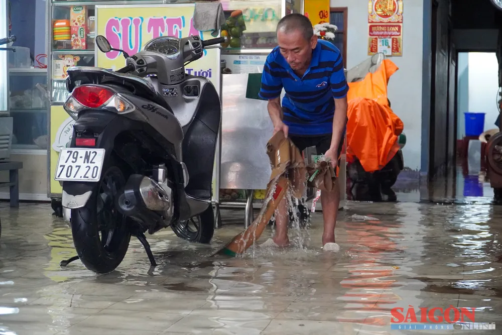 Rác theo dòng nước tràn vào nhà dân hai bên đường 2 Tháng 4. Ảnh: HIẾU GIANG dasua-00519.jpg