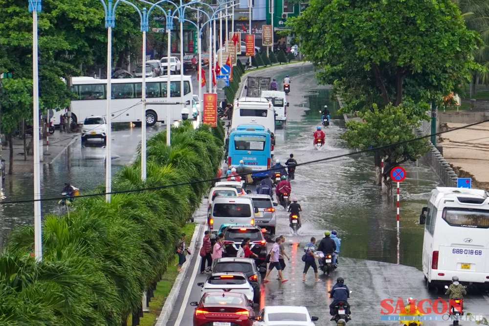 Mưa lớn gây ngập đường Phạm Văn Đồng, phường Bắc Nha Trang. Ảnh: HIẾU GIANG dasua-00588.jpg