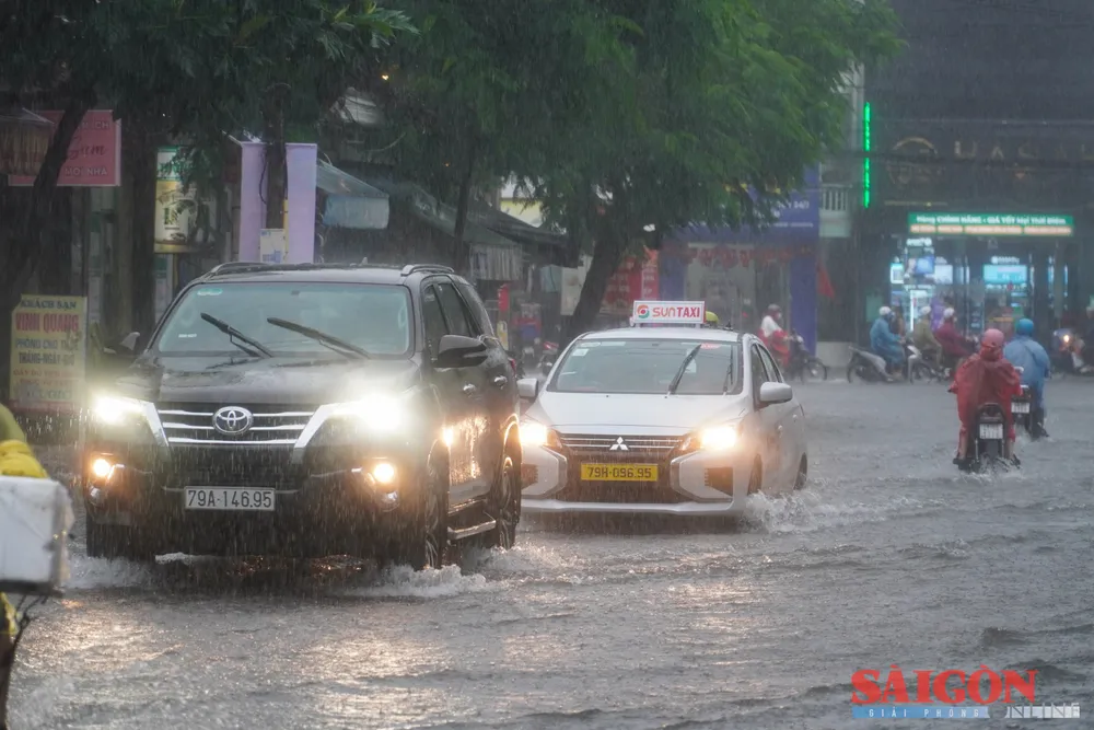 Khu vực đường Mai Xuân Thưởng, phường Bắc Nha Trang, nước đang dâng cao. Ảnh: HIẾU GIANG dasua-00614.jpg