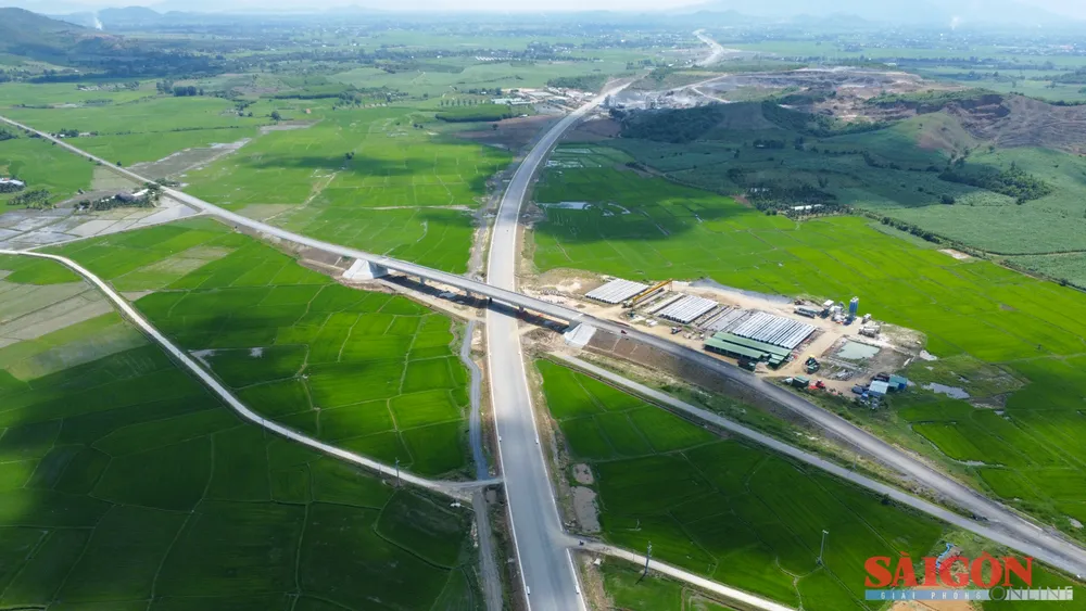 DT6-broen på motorveien tar gradvis form. Foto: HIEU GIANG cao tốc Khánh Hòa - Buôn Ma Thuột