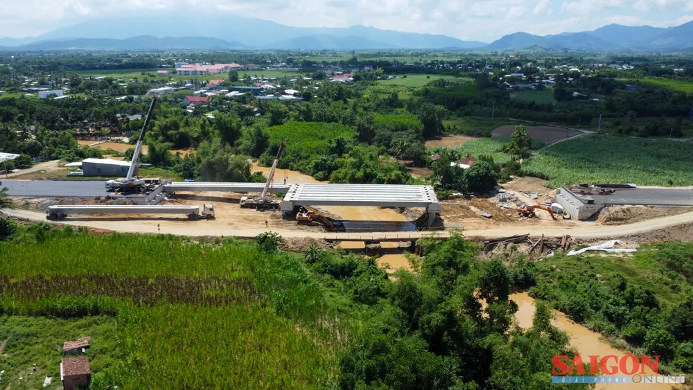 Song Cai-broen er konstruert av Khanh Hoa Road Construction and Management Joint Stock Company. Foto: HIEU GIANG cao tốc Khánh Hòa - Buôn Ma Thuột